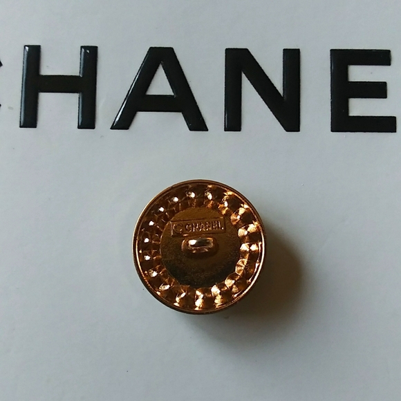 One Authentic CHANEL Button - Picture 5 of 7